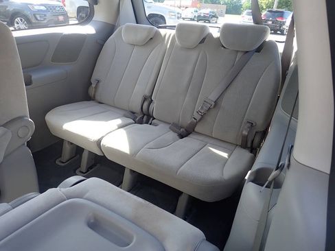 Used 2008 Kia Sedona LX FWD image 25