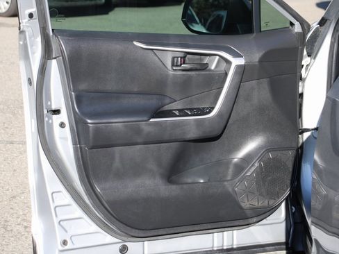 Used 2021 Toyota RAV4 LE image 14