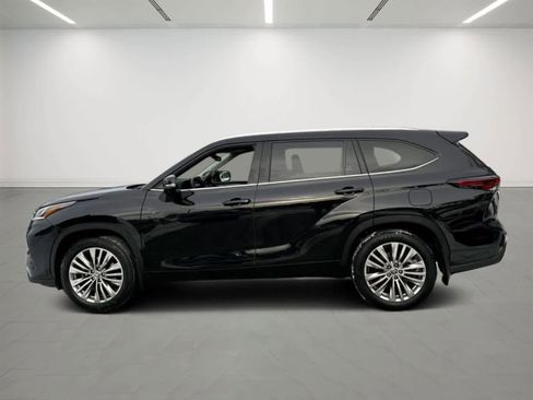 Used 2024 Toyota Highlander Platinum image 2