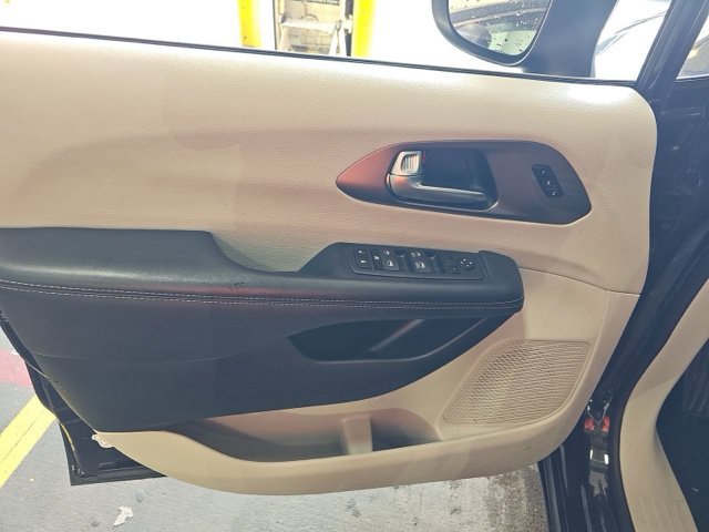Used 2023 Chrysler Pacifica Touring-L FWD image 15