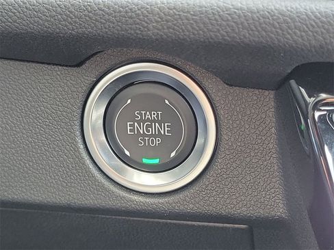 Used 2025 Chevrolet Traverse LT w/ Enhanced Driving Package image 17