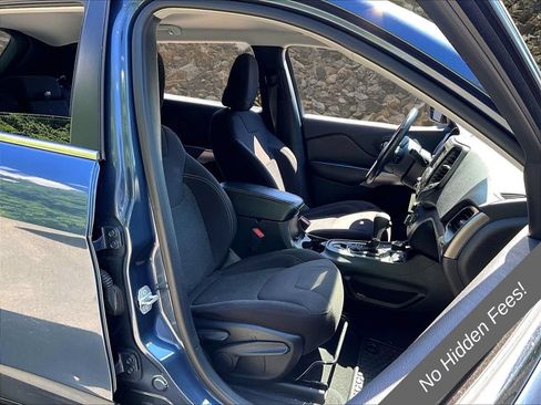 Used 2019 Jeep Cherokee Latitude w/ Cold Weather Group AWD/4WD image 7