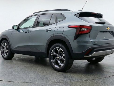 Used 2025 Chevrolet Trax LT image 6