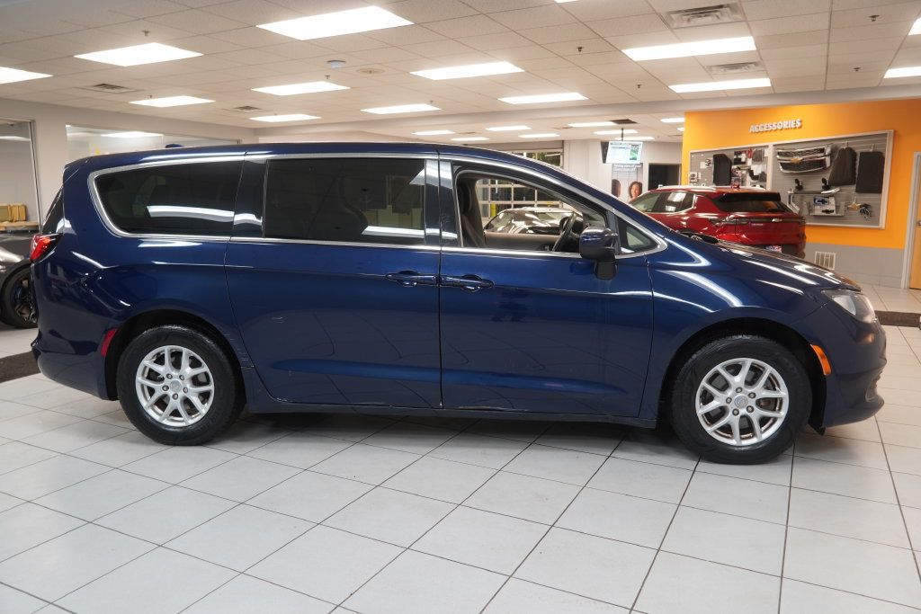Used 2017 Chrysler Pacifica Touring FWD image 13