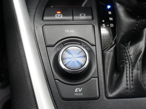 Used 2020 Toyota RAV4 XSE image 19