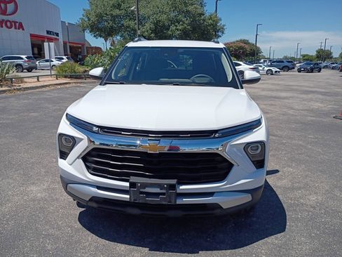Used 2025 Chevrolet TrailBlazer LT AWD/4WD image 2