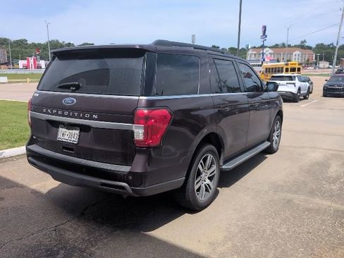 Used 2023 Ford Expedition XLT RWD image 3