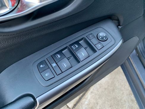 Used 2019 Jeep Cherokee Limited image 11