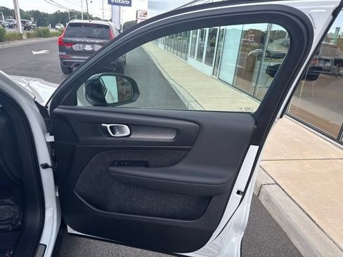 Used 2025 Volvo XC40 B5 Plus AWD/4WD image 14
