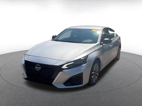 Used 2025 Nissan Altima 2.5 SV FWD image 7