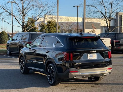 Used 2025 Kia Sorento S image 9