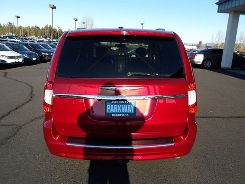 Used 2013 Chrysler Town & Country Touring-L w/ Entertainment Group #2 image 4