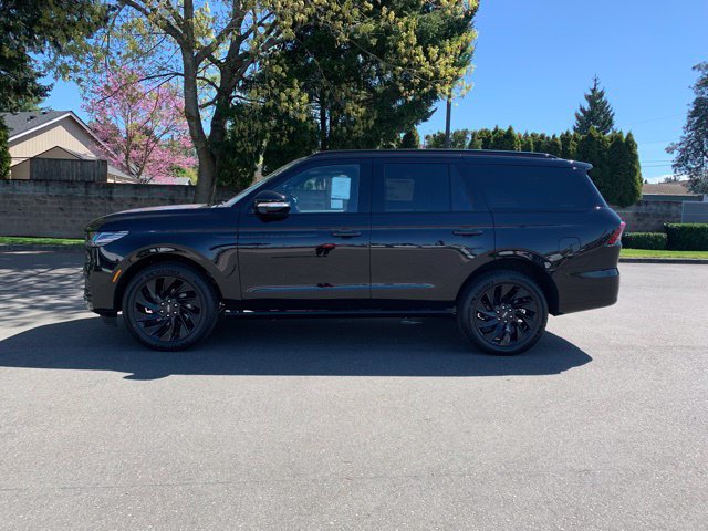 New 2026 Lincoln Navigator Reserve w/ Jet Appearance Package AWD/4WD image 2