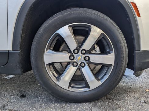 Used 2022 Chevrolet Traverse LT w/ LT Premium Package image 11