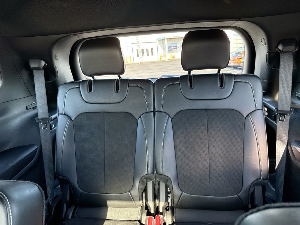 Used 2023 Jeep Grand Cherokee L Laredo AWD/4WD image 5