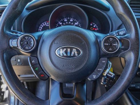 Used 2016 Kia Soul + image 12