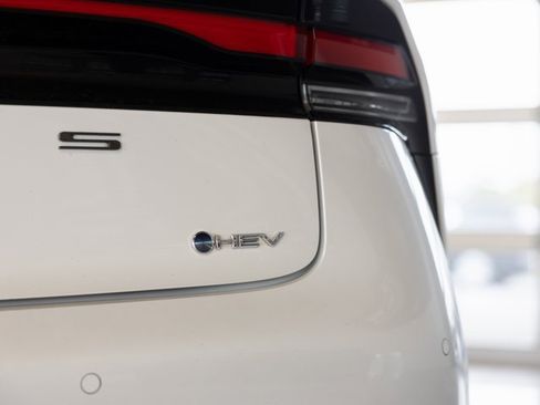 Certified 2023 Toyota Prius LE image 6