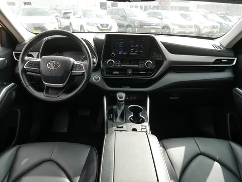 Used 2023 Toyota Highlander XLE AWD/4WD image 10