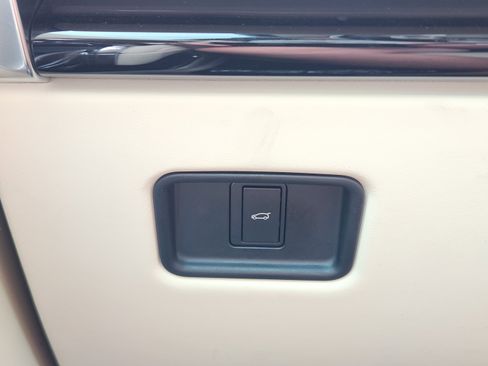 Certified 2025 Land Rover Range Rover SE AWD/4WD image 16