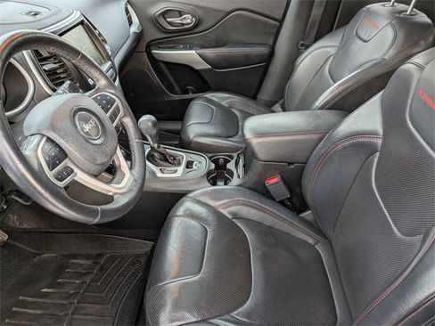 Used 2018 Jeep Cherokee Trailhawk image 12
