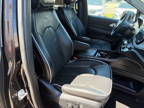 Used 2025 Chrysler Pacifica Limited FWD image 39