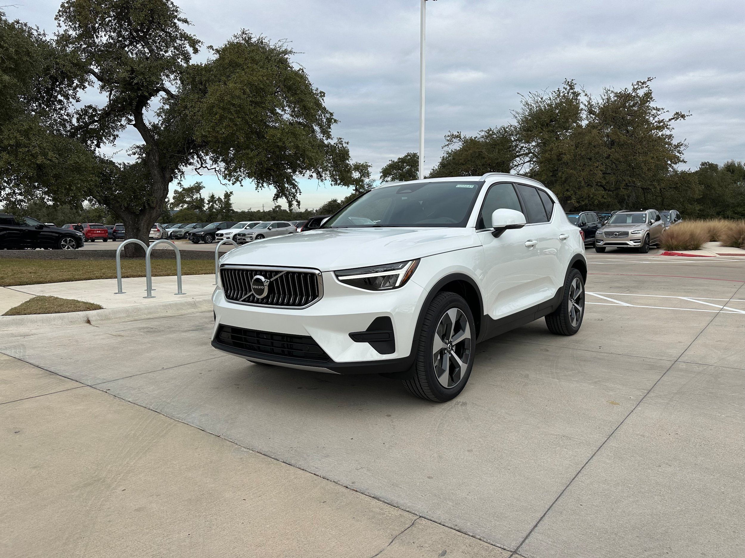 Used 2025 Volvo XC40 B5 Core w/ Protection Package Premier AWD/4WD image 2