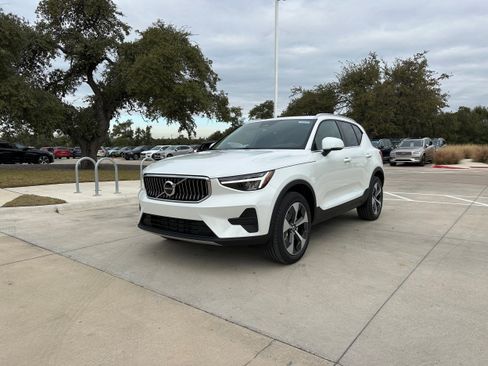 Used 2025 Volvo XC40 B5 Core w/ Protection Package Premier image 2
