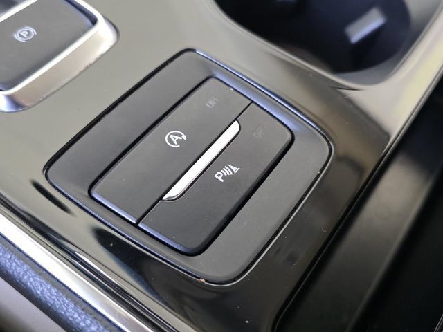 Used 2020 Ford Edge Titanium FWD image 29