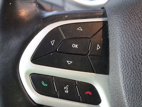 Used 2017 Jeep Cherokee Trailhawk AWD/4WD image 16