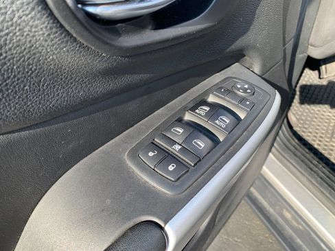 Used 2018 Jeep Cherokee Trailhawk AWD/4WD image 32