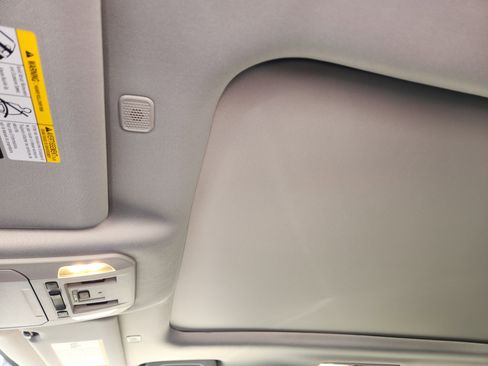 Used 2025 Toyota Highlander Platinum image 32