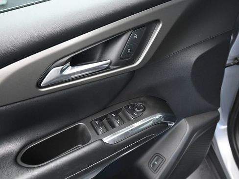 Used 2025 Chevrolet Traverse LT image 29