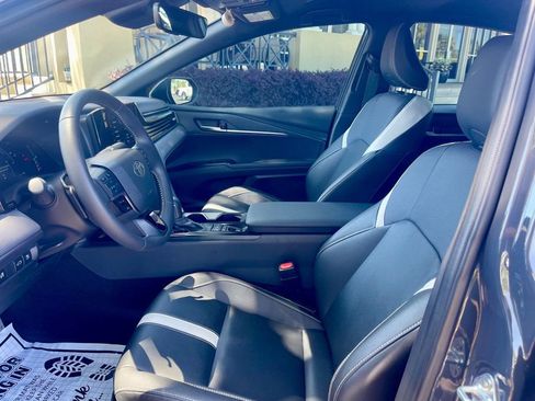 Used 2025 Toyota Camry SE w/ Convenience Package image 11