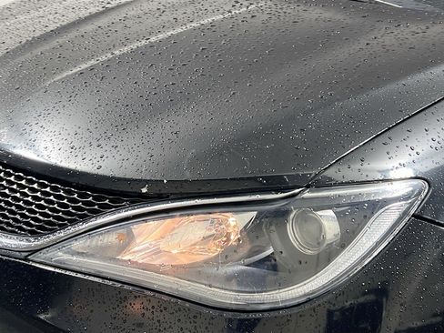 Used 2018 Chrysler Pacifica Touring-L image 11