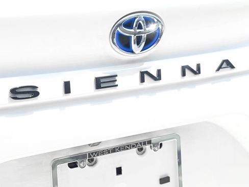Used 2025 Toyota Sienna XSE FWD image 10
