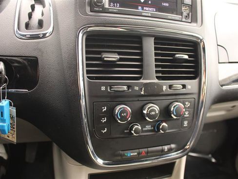 Used 2020 Dodge Grand Caravan SXT image 21