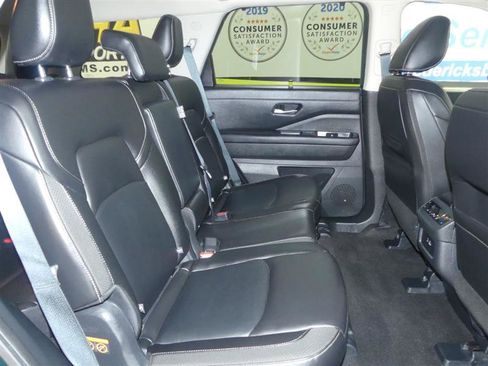Used 2025 Nissan Pathfinder SL AWD/4WD image 21