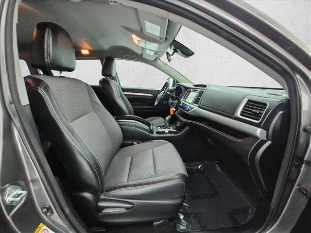 Used 2018 Toyota Highlander Plus AWD/4WD image 23