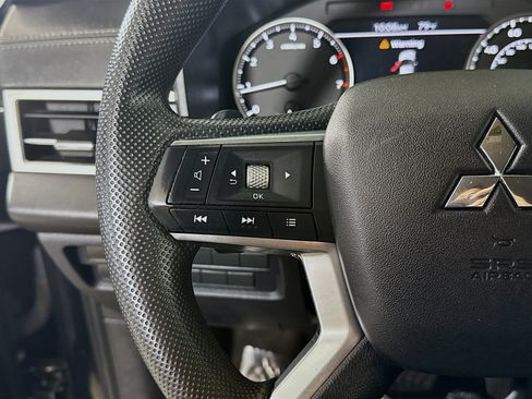 Used 2023 Mitsubishi Outlander ES image 14