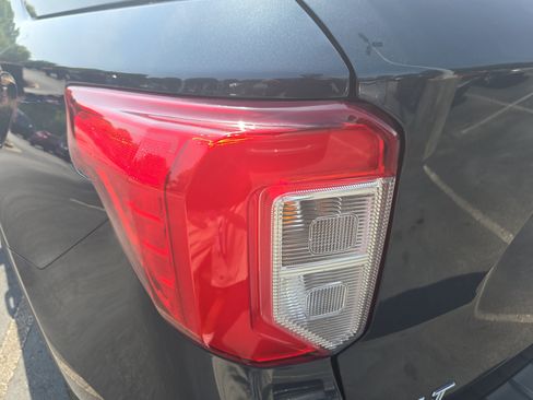 Used 2022 Ford Explorer XLT w/ Equipment Group 202A AWD/4WD image 34