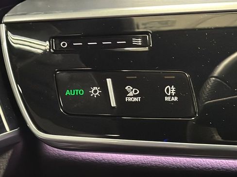 Used 2024 Audi S8 w/ S8 Comfort Plus Package AWD/4WD image 34