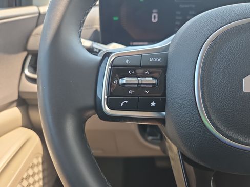 Used 2025 Kia Carnival EX FWD image 12