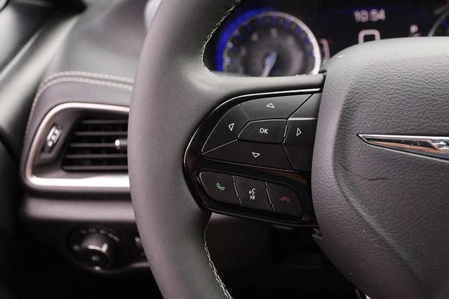 Used 2025 Chrysler Pacifica Limited FWD image 14