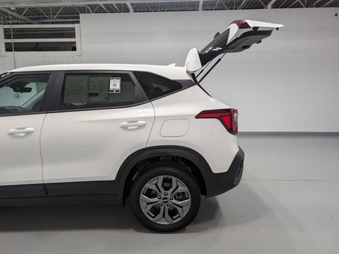 Used 2024 Kia Seltos LX AWD/4WD image 11