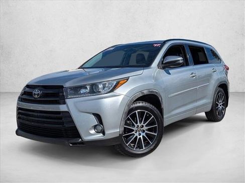 Used 2017 Toyota Highlander SE image 1