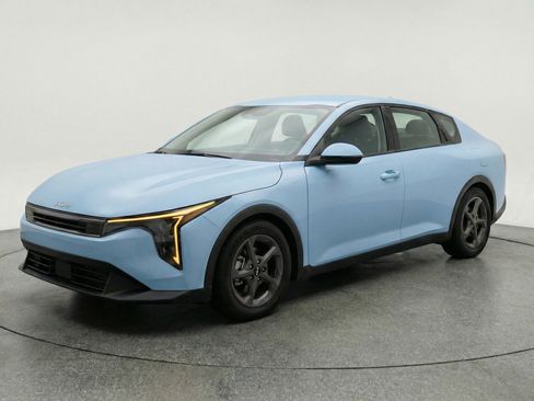 Used 2025 Kia K4 LXS image 3