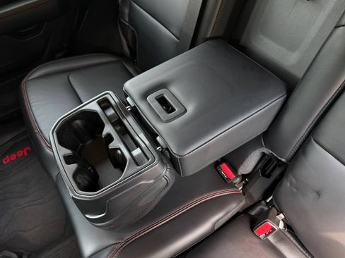 Used 2024 Jeep Wrangler Unlimited Rubicon AWD/4WD image 17