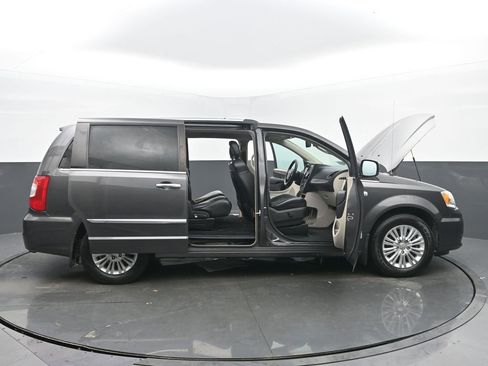 Used 2015 Chrysler Town & Country Limited image 57