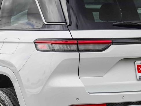 Certified 2023 Jeep Grand Cherokee Summit w/ Adv Protech Group IV image 7