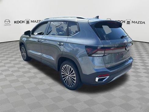 Used 2025 Volkswagen Taos SE FWD image 5